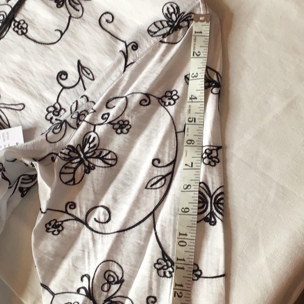 Multiples: Floral Black and White Women's Top - Picture 13 of 14